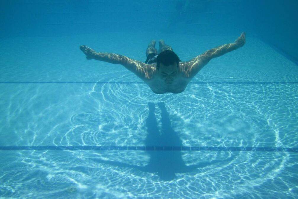 La natation soulage l'inconfort et la douleur dus à la prostatite chez l'homme. 